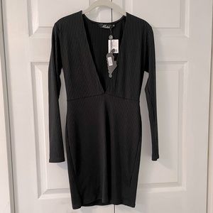Motel tight low v-neck black lynette dress